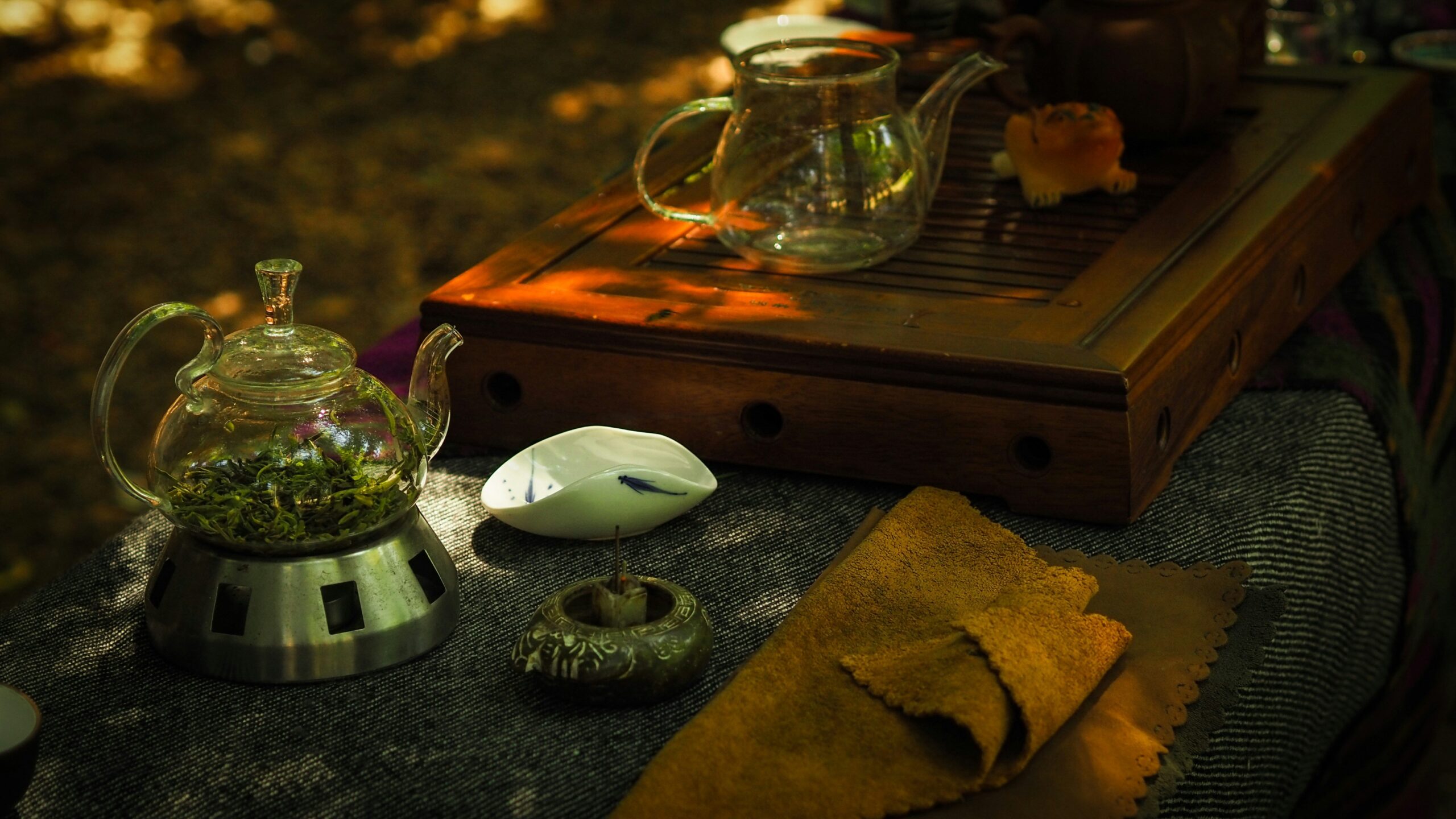 An infographic listing practical tips for using lemon balm effectively