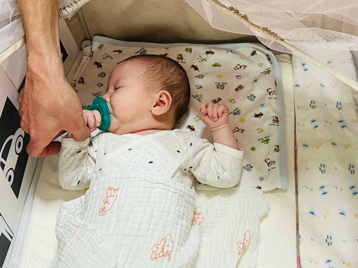Infographic showing the connection between sleep deprivation and weight gain