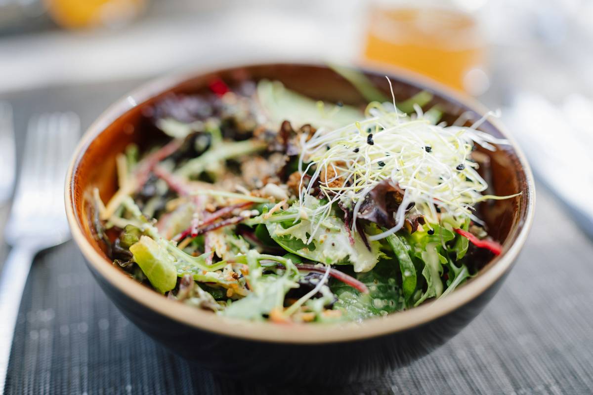 Infographic showing the link between stress and weight gain